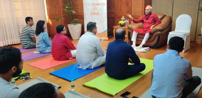 Dr.-Deepak-Mittal-Interacting-with-Soul-Yoga-Workshop-members-2